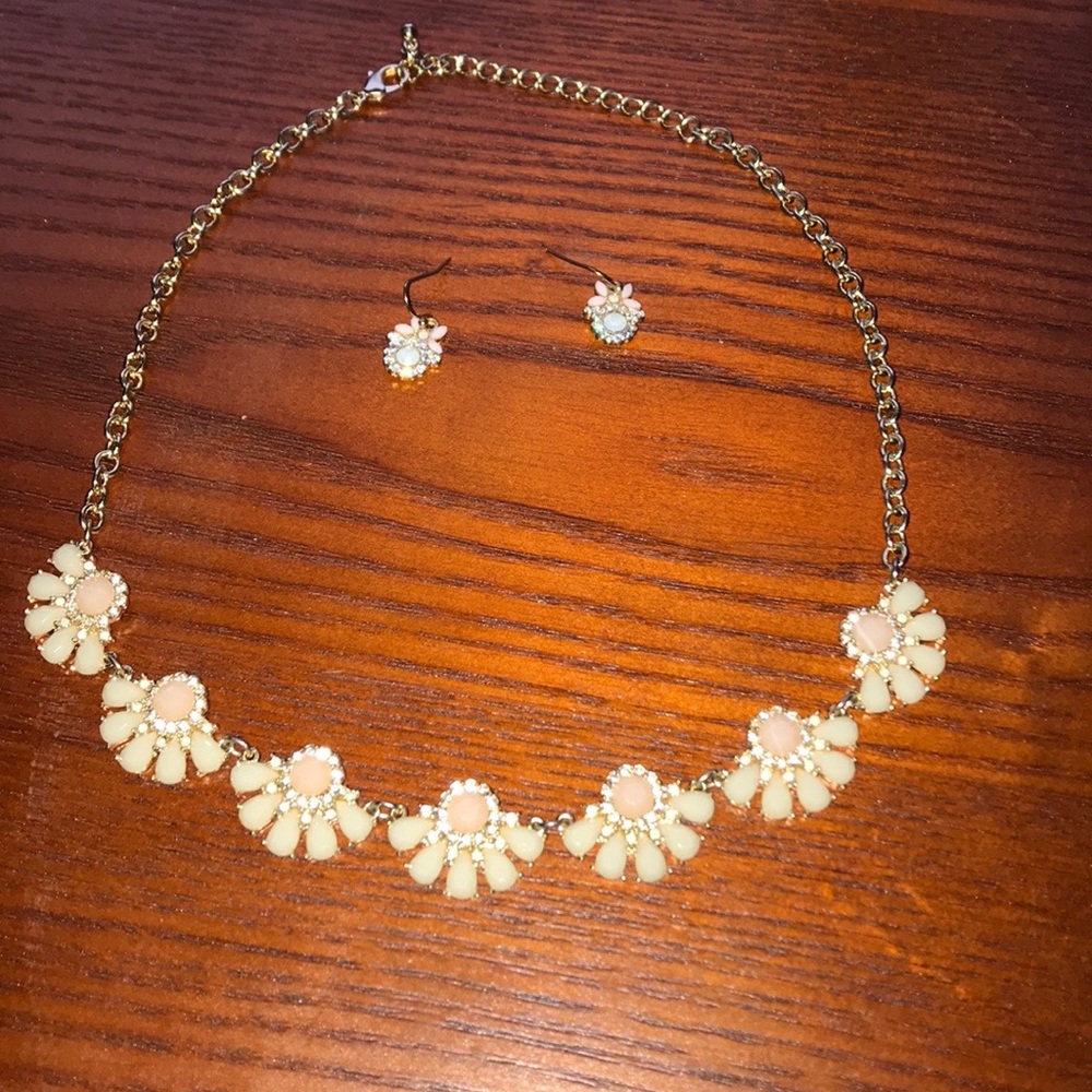 🔥 5/$25 Necklace and earring set